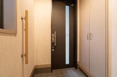 a hallway with a black door in a room at \u6771\u99d2\u5f622\u4e01\u76ee\u6238\u5efa in Tokyo