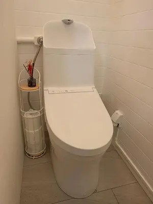a bathroom with a white toilet in a room at \u685c\u306e\u5ddd 3\u4e28\u6b65\u884c 5 \u5206 \u5de3\u9d28\u99c5 JR \u7ebf 2-8 \u4eba \u65e5\u5f0f\u516c\u5bd3\u4e285-Min Walk to Sugamo JR Line 2-8 Guests Japanese Home in Tokyo