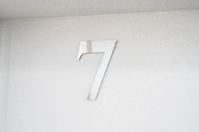 a number on a white wall at ZAITO Kikukawa SRS Apartment \u65b0\u7bc9\u30de\u30f3\u30b7\u30e7\u30f3 in Tokyo