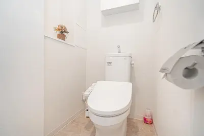 a white bathroom with a toilet and a sink at ZAITO Kikukawa SRS Apartment \u65b0\u7bc9\u30de\u30f3\u30b7\u30e7\u30f3 in Tokyo