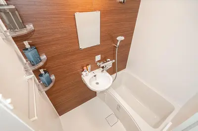 a small bathroom with a sink and a mirror at ZAITO Kikukawa SRS Apartment \u65b0\u7bc9\u30de\u30f3\u30b7\u30e7\u30f3 in Tokyo
