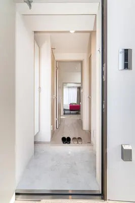 a hallway with two pairs of shoes in a room at ZAITO Kikukawa SRS Apartment \u65b0\u7bc9\u30de\u30f3\u30b7\u30e7\u30f3 in Tokyo
