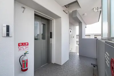 a room with a fire extinguisher on the wall at ZAITO Kikukawa SRS Apartment \u65b0\u7bc9\u30de\u30f3\u30b7\u30e7\u30f3 in Tokyo