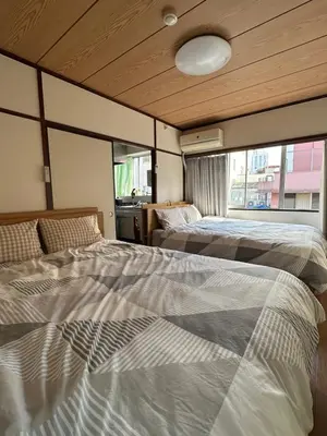 two beds in a room with windows at \u6c34\u4ed9 Kamata in Tokyo
