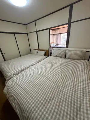 two beds in a room with two windows at \u6c34\u4ed9 Kamata in Tokyo