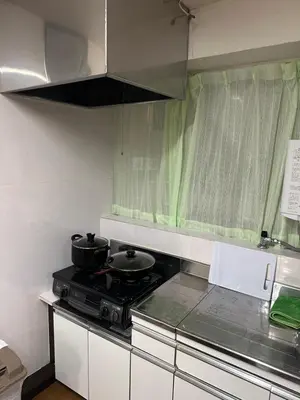 a kitchen with two pots and pans on a stove at \u6c34\u4ed9 Kamata in Tokyo