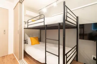 a bedroom with two bunk beds in a room at \u30a2\u30d4\u30c1\u30a7\u738b\u5b50 in Tokyo