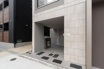 an entrance to a building with a trash can at \u30a2\u30d4\u30c1\u30a7\u738b\u5b50 in Tokyo