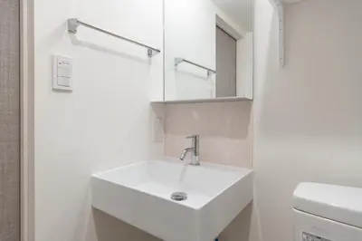 a white bathroom with a sink and a mirror at \u30a2\u30d4\u30c1\u30a7\u738b\u5b50 in Tokyo