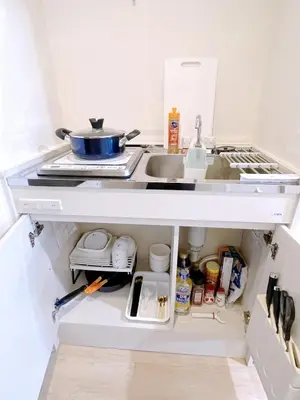 a kitchen with a sink and a counter top at \u30b5\u30af\u30e9\u30b7\u30e3\u30c9\u30a6\u5fa1\u5f92\u753a in Tokyo