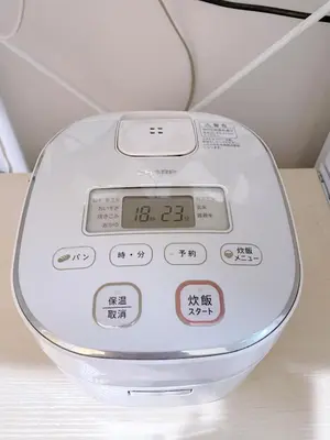 an electronic scale sitting on top of a table at \u30b5\u30af\u30e9\u30b7\u30e3\u30c9\u30a6\u5fa1\u5f92\u753a in Tokyo