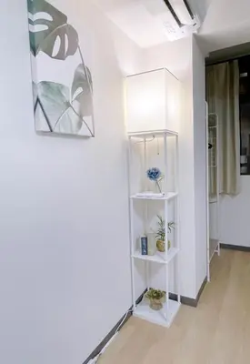 a room with white walls and white shelves at \u30b5\u30af\u30e9\u30b7\u30e3\u30c9\u30a6\u5fa1\u5f92\u753a in Tokyo