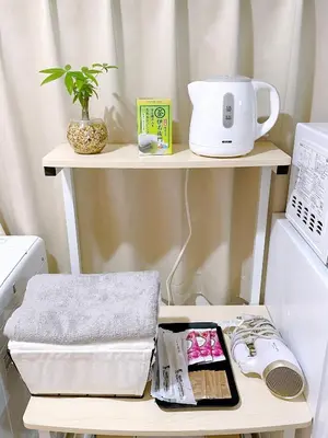a table with a towel and a microwave at \u30b5\u30af\u30e9\u30b7\u30e3\u30c9\u30a6\u5fa1\u5f92\u753a in Tokyo