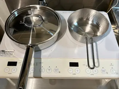 two pans sitting on top of a scale at 山手線池袋駅 徒歩6分 東池袋駅徒歩3分 2~5人 エレベーター WIFI 新宿/渋谷/銀座/築地/浅草/原宿近い！ in Tokyo
