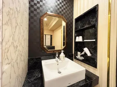 a bathroom with a white sink and a mirror at 1st STEP HOTEL \u30d5\u30a1\u30fc\u30b9\u30c8\u30b9\u30c6\u30c3\u30d5\u309a\u30db\u30c6\u30eb in Tokyo