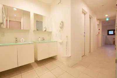 a bathroom with white cabinets and a tile floor at \u30aa\u30a6\u30eb\u30cf\u30a6\u30b9 in Tokyo