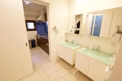 a bathroom with two sinks and white cabinets at \u30aa\u30a6\u30eb\u30cf\u30a6\u30b9 in Tokyo