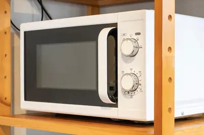 a microwave oven sitting on top of a shelf at \u30ea\u30ce\u30b9\u30bf\u30a4\u30eb\u62bc\u4e0a in Tokyo