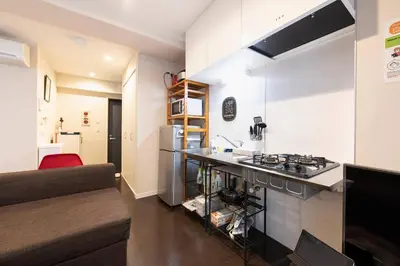 a small kitchen with a stove and a counter top at \u30ea\u30ce\u30b9\u30bf\u30a4\u30eb\u62bc\u4e0a in Tokyo