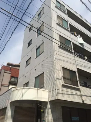 an apartment building with people on the balconies at \u30ea\u30ce\u30b9\u30bf\u30a4\u30eb\u62bc\u4e0a in Tokyo