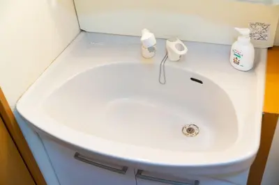 a white sink in a bathroom with at \u8981\u753a \u4e00\u6238\u5efa\u8cb8\u5bb6 in Tokyo
