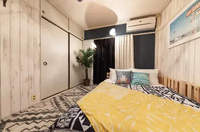 a bedroom with a large bed in a room at \u30d1\u30eb\u30b3\u30fc\u30c8\u6c60\u888b in Tokyo