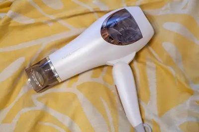a close up of a hair dryer on a blanket at \u30d1\u30eb\u30b3\u30fc\u30c8\u6c60\u888b in Tokyo