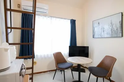 a room with a table and chairs and a window at \u30d1\u30f3\u30b7\u30aa\u30f3\u62bc\u4e0a in Tokyo