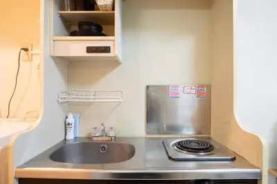 a small kitchen with a sink and a stove at \u30d1\u30f3\u30b7\u30aa\u30f3\u62bc\u4e0a in Tokyo