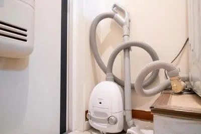 a vacuum in the corner of a room at \u30d1\u30f3\u30b7\u30aa\u30f3\u62bc\u4e0a in Tokyo