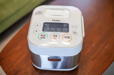 a white mixer sitting on top of a table at \u6e0b\u8c37\u672c\u753a4\u4e01\u76ee\u6238\u5efa in Tokyo