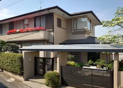 a house with a black fence in front of it at \u773a\u3081\u306e\u3044\u3044\u4e00\u8ed2\u5bb6 in Tokyo