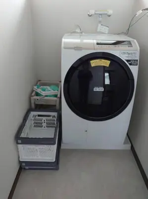 a washing machine sitting in a room with a box at \u773a\u3081\u306e\u3044\u3044\u4e00\u8ed2\u5bb6 in Tokyo