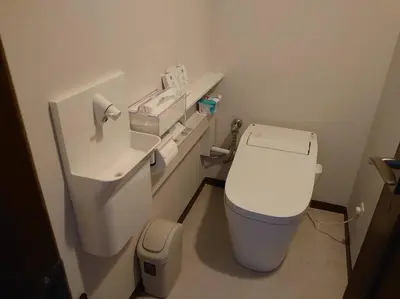 a small bathroom with a toilet and a sink at \u773a\u3081\u306e\u3044\u3044\u4e00\u8ed2\u5bb6 in Tokyo