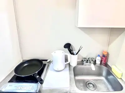 a kitchen counter with a frying pan and a sink at \u5de3\u9d28 \u6700\u59274\u4eba in Tokyo