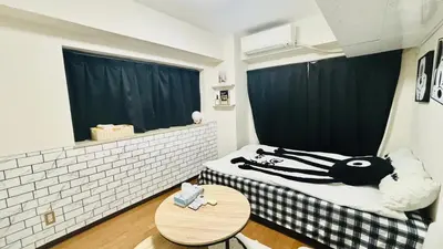 a small room with two beds and a table at \u5de3\u9d28 \u6700\u59274\u4eba in Tokyo
