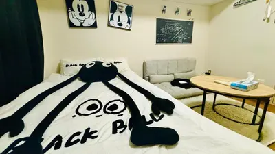 a bedroom with a black cat blanket on a bed at \u5de3\u9d28 \u6700\u59274\u4eba in Tokyo