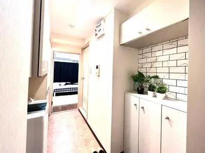 a kitchen with a hallway leading to a bedroom at \u5de3\u9d28 \u6700\u59274\u4eba in Tokyo