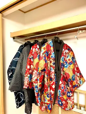 a group of jackets hanging on a rack at \u6e0b\u8c37\u307e\u30672\u99c510\u5206!!\u4e00\u68df\u307e\u308b\u3054\u3068\u8cb8\u3057\u5207\u308a!\u99c5\u5f92\u6b693\u5206\u30da\u30c3\u30c8\u6b53\u8fce\u304a\u5b50\u69d8\u6b53\u8fce\u99d0\u8eca\u5834\u7121\u65996\u4eba\u307e\u3067 in Tokyo