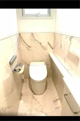 a white bathroom with a toilet and a window at \u6e0b\u8c37\u307e\u30672\u99c510\u5206!!\u4e00\u68df\u307e\u308b\u3054\u3068\u8cb8\u3057\u5207\u308a!\u99c5\u5f92\u6b693\u5206\u30da\u30c3\u30c8\u6b53\u8fce\u304a\u5b50\u69d8\u6b53\u8fce\u99d0\u8eca\u5834\u7121\u65996\u4eba\u307e\u3067 in Tokyo