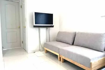 a living room with a couch and a flat screen tv at \u6e0b\u8c37\u307e\u30672\u99c510\u5206!!\u4e00\u68df\u307e\u308b\u3054\u3068\u8cb8\u3057\u5207\u308a!\u99c5\u5f92\u6b693\u5206\u30da\u30c3\u30c8\u6b53\u8fce\u304a\u5b50\u69d8\u6b53\u8fce\u99d0\u8eca\u5834\u7121\u65996\u4eba\u307e\u3067 in Tokyo