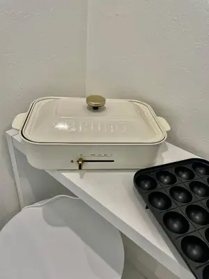 a white toilet sitting on top of a shelf at \u6e0b\u8c37\u307e\u30672\u99c510\u5206!!\u4e00\u68df\u307e\u308b\u3054\u3068\u8cb8\u3057\u5207\u308a!\u99c5\u5f92\u6b693\u5206\u30da\u30c3\u30c8\u6b53\u8fce\u304a\u5b50\u69d8\u6b53\u8fce\u99d0\u8eca\u5834\u7121\u65996\u4eba\u307e\u3067 in Tokyo