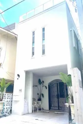 a white house with a gate and chairs in front of it at \u6e0b\u8c37\u307e\u30672\u99c510\u5206!!\u4e00\u68df\u307e\u308b\u3054\u3068\u8cb8\u3057\u5207\u308a!\u99c5\u5f92\u6b693\u5206\u30da\u30c3\u30c8\u6b53\u8fce\u304a\u5b50\u69d8\u6b53\u8fce\u99d0\u8eca\u5834\u7121\u65996\u4eba\u307e\u3067 in Tokyo