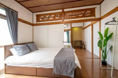 a bedroom with a large bed in a room at 2023年8月オープン/入谷駅から徒歩10分/収容人数6/浅草寺徒歩10分/上野駅タクシー7分2km in Tokyo