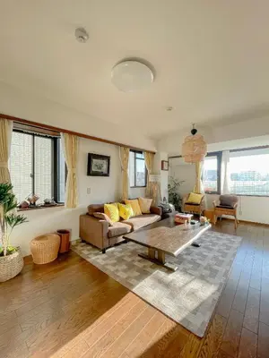 a living room with a couch and a coffee table at \u6c60\u888b\u65b0\u5bbf\u6da9\u8c37\u4e09\u5730\u57fc\u4eac\u7ebf9\u5206\u81f316\u5206\u76f4\u8fbe \u53ef\u4f4f2\u4eba\u81f310\u4eba \u661f\u306e\u5712 in Tokyo