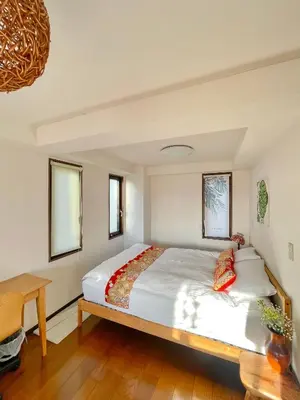 a bedroom with a large bed in a room at \u6c60\u888b\u65b0\u5bbf\u6da9\u8c37\u4e09\u5730\u57fc\u4eac\u7ebf9\u5206\u81f316\u5206\u76f4\u8fbe \u53ef\u4f4f2\u4eba\u81f310\u4eba \u661f\u306e\u5712 in Tokyo