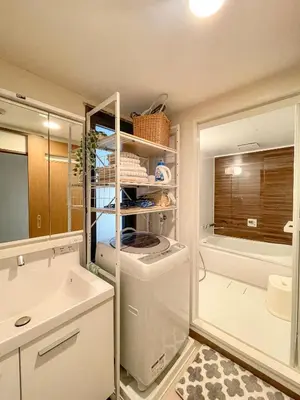 a kitchen with a washer and a sink and a tub at \u6c60\u888b\u65b0\u5bbf\u6da9\u8c37\u4e09\u5730\u57fc\u4eac\u7ebf9\u5206\u81f316\u5206\u76f4\u8fbe \u53ef\u4f4f2\u4eba\u81f310\u4eba \u661f\u306e\u5712 in Tokyo