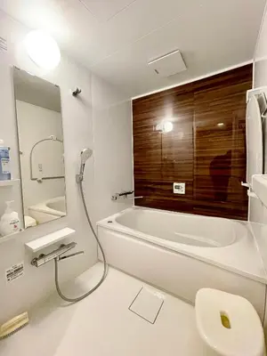 a bathroom with a bath tub and a sink at \u6c60\u888b\u65b0\u5bbf\u6da9\u8c37\u4e09\u5730\u57fc\u4eac\u7ebf9\u5206\u81f316\u5206\u76f4\u8fbe \u53ef\u4f4f2\u4eba\u81f310\u4eba \u661f\u306e\u5712 in Tokyo