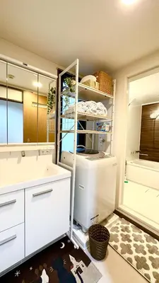 a kitchen with white cabinets and a refrigerator at \u6c60\u888b\u65b0\u5bbf\u6da9\u8c37\u4e09\u5730\u57fc\u4eac\u7ebf9\u5206\u81f316\u5206\u76f4\u8fbe \u53ef\u4f4f2\u4eba\u81f310\u4eba \u661f\u306e\u5712 in Tokyo