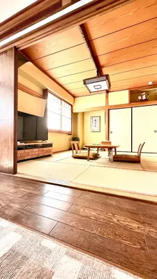 a large room with a table and a couch at \u6c60\u888b\u65b0\u5bbf\u6da9\u8c37\u4e09\u5730\u57fc\u4eac\u7ebf9\u5206\u81f316\u5206\u76f4\u8fbe \u53ef\u4f4f2\u4eba\u81f310\u4eba \u661f\u306e\u5712 in Tokyo